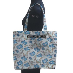 Bolso de mano con estampado de bloques florales cuadrados de algodón hecho a mano para mujer, bolso floral de invierno y verano con logotipo personalizado ecológico - Product Image 1