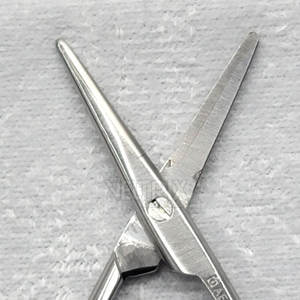 Tijeras para Estrabismo Rectas Derechas de Calidad Premium 4 1/2 con Logotipo Personalizado - Product Image 2