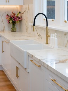 Dalles de comptoir en quartz Calacatta Almond – Surface en quartz de haute qualité pour intérieurs de luxe - Product Image 1