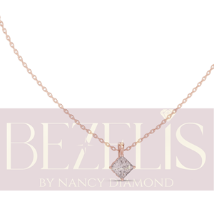Collier pendentif solitaire en diamant taille princesse en or jaune pour femme, avec chaîne délicate à 4 griffes - Product Image 3