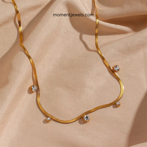 Collier en acier inoxydable plaqué or 18 carats avec pendentif géométrique en zircon et chaîne serpent pour femme, idéal pour les soirées - Product Image 6