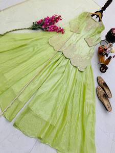 Ensemble Salwar Kameez en soie verte Fandy, tenue indienne pakistanaise brodée avec dupatta en filet pour mariage et fête - Product Image 3