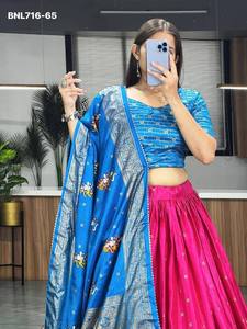 Proveedor de Lehenga-Choli y Dupatta de excelente calidad en seda Dola con borde estampado y detalles en foil en contraste, procedente de Surat. - Product Image 4
