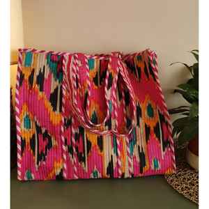 Bolso Tote de Algodón Acolchado Hecho a Mano en India |   Bolsa de tela reutilizable ecológica. Bolsa de mano promocional Ikat Symphony Pink. - Product Image 1