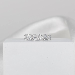 Anillo de Diamante Cultivado en Laboratorio con Corte Corazón de 1.90 Quilates, Banda de Media Eternidad en Oro Blanco de 14K, Anillo de Boda Apilable para Mujer - Product Image 1