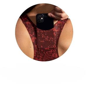 เสื้อชั้นในกีฬาผู้หญิงสีแดงลายพิมพ์ ทรง Racerback รองรับปานกลาง คอกลม ระบายอากาศได้ดี เหมาะสำหรับออกกำลังกาย ผลิตจากผ้าสแปนเด็กซ์และโพลีเอสเตอร์ ดีไซน์ลายพิมพ์ - Product Image 6
