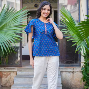 ชุดคุร์ตะผ้าฝ้ายสีน้ำเงินพิมพ์ลายดอกไม้สำหรับผู้หญิง สวมใส่สบายๆ ในช่วงฤดูร้อน สไตล์ชาติพันธุ์ เหมาะสำหรับใส่ในชีวิตประจำวัน ระบายอากาศได้ดี แห้งเร็ว ทันสมัย - Product Image 1