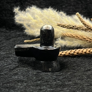 Obsidienne noire naturelle sculptée en forme de Shivling, cristal de guérison Shiva Lingam pour la spiritualité Reiki, décoration spirituelle, vente en gros - Product Image 4