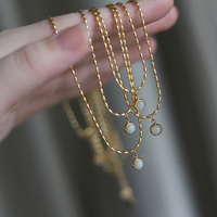 Collier tendance en acier inoxydable plaqué or avec chaîne à perles ovales et petit pendentif en pierre naturelle verte pour femme