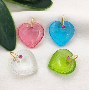 Colgante de Cuarzo Verde Fresa en Forma de Corazón de 20mm al por Mayor - Proveedor de Joyería con Dijes de Corazón Bañados en Oro - Product Image 3