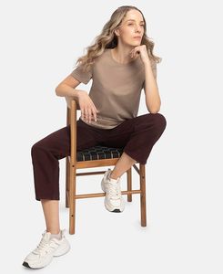 T-shirt pour femme en coton super peigné, coupe décontractée, couleur unie, ourlet incurvé, manches courtes stylisées - Product Image 3