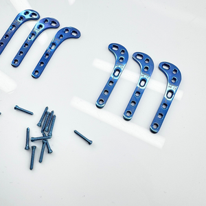 Juego de tornillos y placas supracondilares de titanio de alta calidad de 2.0 mm, 58 piezas, con certificación CE, bloqueo manual de seguridad para ortopedia veterinaria - Product Image 1