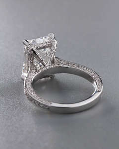 Anillo de Diamantes de Corte Esmeralda de Lujo con Piedras Laterales en Oro Blanco, Elegante Joya para Compromiso, Boda, Aniversario y Fiestas para Mujer - Product Image 4