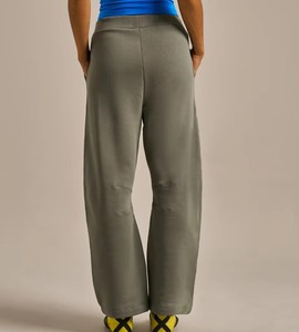 Pantalon de jogging ample et surdimensionné en molleton français pour femme avec logo personnalisé, 100 % coton épais, style hip-hop, idéal pour le sport et la gym - Product Image 3
