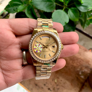 นาฬิกาอัตโนมัติคุณภาพสูง ดีไซน์หรูหราแบบโบราณ สายสแตนเลส หน้าปัดสีทอง ประดับเพชรที่ขอบตัวเรือน สไตล์ฮิปฮอป เหมาะสำหรับทั้งชายและหญิง - Product Image 2