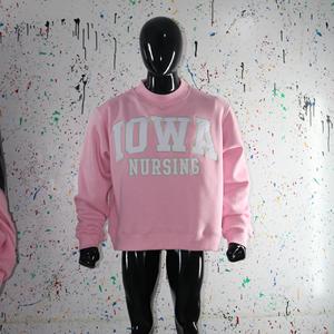 Sweat-shirt rose IOWA NURSING à col montant, broderie appliquée 100% blanche, col large, fils fins - Product Image 3