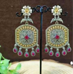 Pendientes Colgantes de Araña Modernos con Engaste de Latón Chapado en Oro Antiguo y Diseño Floral de Cristal de Imitación para Boda de Mujer - Product Image 2