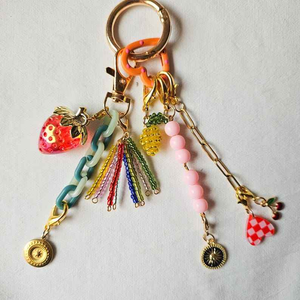 Llavero de mochila clásico ecológico hecho a mano para mujer con diseño de fresa y limón con cuentas y cadena de cobre dorado - Product Image 3