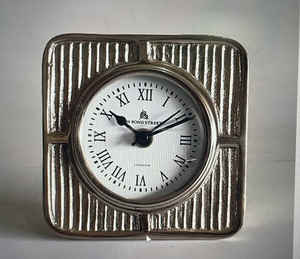 Reloj de mesa de metal de inspiración Retro Para mesita de noche de sala de estudio que agrega un encanto atemporal a los interiores - Product Image 1