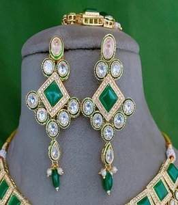 ชุดสร้อยคอ Kundan ชุบทองมีระดับต่างหูและ Tikka สำหรับผู้หญิงเครื่องประดับดีไซเนอร์สำหรับงานแต่งงานและงานปาร์ตี้ - Product Image 2