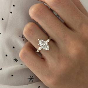 Bague de fiançailles en diamant de laboratoire Marquise E VVS2 de 2 carats, bague de fiançailles à halo caché bicolore, certifiée IGI - Product Image 1