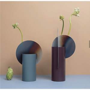 Florero de Metal Naranja Texturizado Hecho a Mano |   Jarrón Geométrico Moderno de Hierro para Decoración del Hogar |   Jarrón de Lujo para Centro de Mesa de Boda - Product Image 6