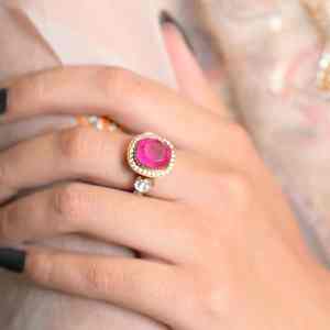 Anillo llamativo de plata con halo de gemas rosas y acabado en oro vintage, estilo victoriano, para cóctel, uso diario y compromiso. - Product Image 1