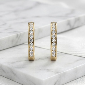 Boucles d'oreilles créoles larges à sertissage en chaîne, taille ronde, 2,95 CTW - Product Image 1