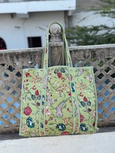Sac à bandoulière matelassé en coton imprimé bohème élégant avec deux poignées, design durable pour un usage quotidien et les voyages - Product Image 4