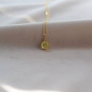 จี้เพรนไนต์สีทองธรรมชาติ สร้อยคอพลอย คริสตัลบำบัด ดีไซน์สวยงาม ประดับด้วยเงินแท้ 925 และทอง 14k - Product Image 3