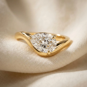 Bague de fiançailles et de mariage personnalisée en or rose 14 carats avec diamant taille poire certifié IGI 1,25 carat, style solitaire croisé est-ouest, pour le petit doigt - Product Image 1