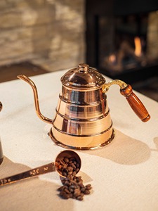 Théière en cuivre de style artisanal classique avec bec verseur incurvé, poignée décorative en cuivre, couvercle supérieur intégré et corps large et arrondi - Product Image 3