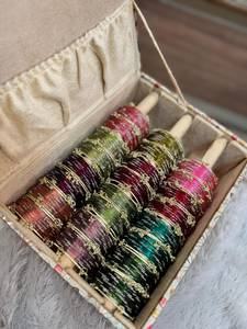 Elegantes Brazaletes de Cristal en Tono Joya con Delicados Dijes Dorados y Detalles Brillantes, Caja Combinada de Joyería Étnica de 12 Docenas - Product Image 1