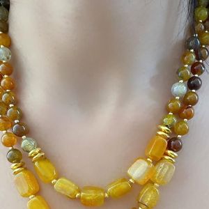 Collier moderne en résine fait main, accessoire de mode, pendentif bohème en résine pour un style quotidien, collier de luxe en résine avec motif abstrait - Product Image 1