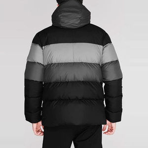 Chaqueta acolchada premium en bloques de color negro y gris con capucha y bolsillos con cremallera para ropa de invierno y streetwear personalizada al por mayor. - Product Image 3
