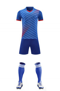 Nuevo Conjunto de Uniforme de Fútbol Personalizado con Logotipo de Equipos, de Secado Rápido, 100% Poliéster, Versión para Jugador, con Pantalones Cortos - Product Image 3