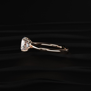 Bague solitaire élégante en diamant de laboratoire taille brillant rond de 2 carats, certifiée IGI, en or et argent, bijoux de mariée durables - Product Image 2