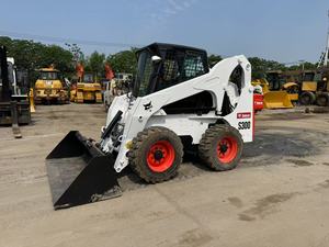 รถตักล้อยาง S300 เครื่องยนต์ Kubota กำลัง 60 กิโลวัตต์ ล้อสีขาวแดง มือสอง รับน้ำหนักได้ 1386 กิโลกรัม น้ำหนักเครื่อง 3750 กิโลกรัม ใช้งานมาแล้ว 1000 ชั่วโมง - Product Image 4