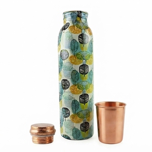 Botella de agua de cobre con diseño de hojas de diseñador para hidratación diaria con estilo natural fresco y beneficios para la salud atemporales - Product Image 2