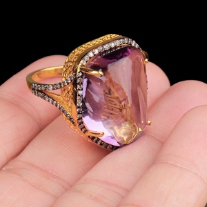 Bague Cocktail en Argent Sterling 925 Plaqué Or Jaune avec Cabochon d'Améthyste Naturelle et Halo de Diamants, Vente en Gros, Memoria Jewels - Product Image 4