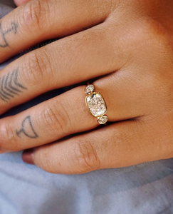 Bague de fiançailles en argent 925 avec trois pierres de moissanite taille coussin allongée de 2,0 carats, sertie à griffes, idéale pour les fêtes et les anniversaires - Product Image 2