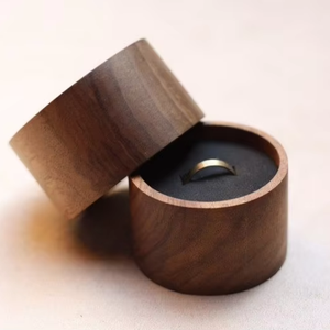 Boîte à alliances en bois gravée sur mesure pour couples, boîte à alliances en bois rustique faite à la main pour bijoux, finition naturelle pour femmes à bas prix - Product Image 1