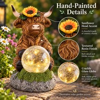Patung Hewan Resin Dekoratif Bola Kaca Tenaga Surya untuk Dekorasi Taman, Patung Sapi Highland Bunga Matahari yang Lucu dengan Cahaya Hangat