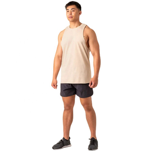 เสื้อกล้ามถักทรงเข้ารูปสีเบจสำหรับผู้ชาย ผ้าฝ้าย 100% แห้งเร็ว ระบายอากาศดี เหมาะสำหรับออกกำลังกาย รับผลิตเสื้อผ้ากีฬา OEM พร้อมสกรีนโลโก้ - Product Image 2