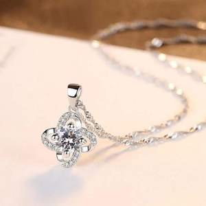 Collar de Plata de Ley con Baño de Platino y Moissanita de Corte Redondo, Estilo Único, para Mujer - Product Image 2