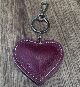 Llavero de Cuero con Logotipo Grabado, Color Plateado, Logotipo de Marca, Regalo para Automóvil, Colgante en Forma de Corazón - Product Image 1