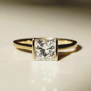 Anillo de Oro con Moissanita Corte Princesa 14K 18K, Anillo de Compromiso para Mujer, Anillo Solitario Cuadrado con Engaste de Bisel, Joyería Minimalista - Product Image 1