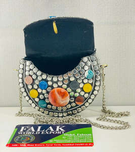 Bolso de mano de metal de inspiración vintage con tallas intrincadas y estilo bohemio, bolso de noche de moda, proveedor mayorista de FWE - Product Image 1