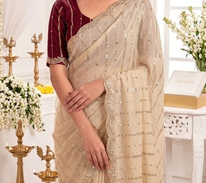 AARA Fashion Beige Seidensari mit weinroter Bluse – Traditionelle Hochzeitskleidung für Damen, bodenlang, normale Passform, Indien-Pakistan-Stil - Product Image 3