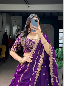 Lehenga Choli de Seda Morada con Bordado Dorado y Dupatta, Traje Tradicional Indio para Bodas, Largo hasta el Suelo, Atuendo Étnico para Mujer - Product Image 3